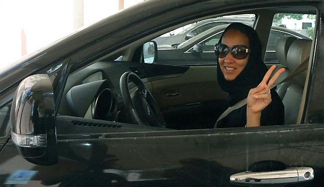 استباقاً للذكرى.. السعودية تحذر المرأة من قيادة السيارة
