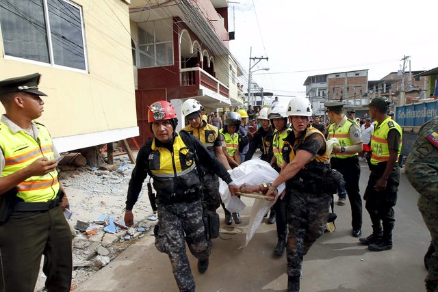 Police carry a body after an earthquake struck off Ecuador's Pacific coast, at Tarqui neighborhood in Manta April 17, 2016. REUTERS/Guillermo Granja