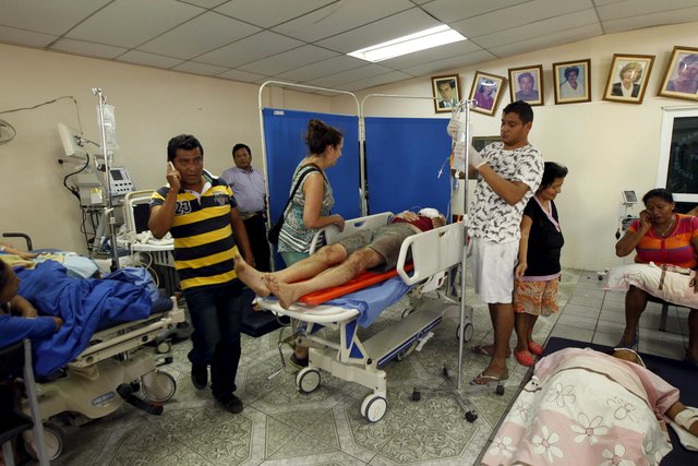 People are attended to at the Rafael Rodriguez Zambrano Hospital after an earthquake struck off Ecuador's Pacific coast, in Manta April 17, 2016. REUTERS/Guillermo Granja