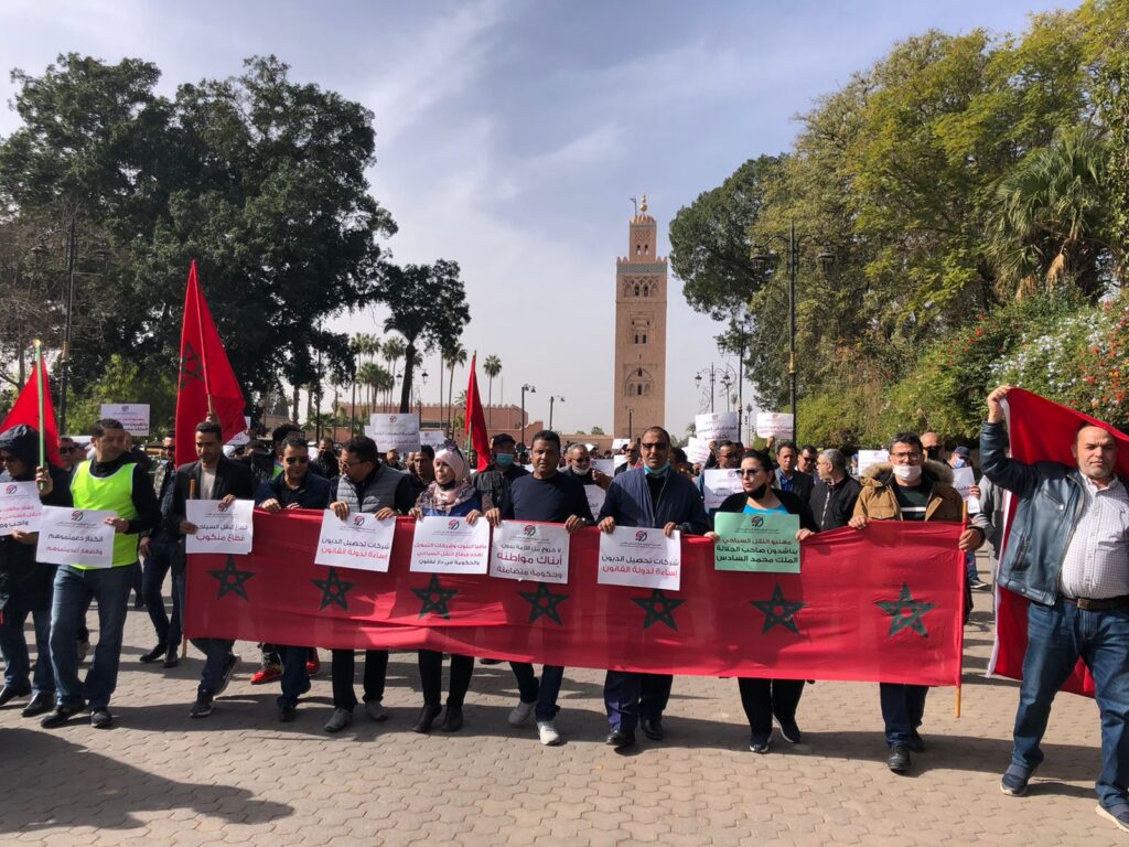 مهنيو النقل السياحي بمراكش ينزلون للشارع في احتجاج وطني مفتوح +صور