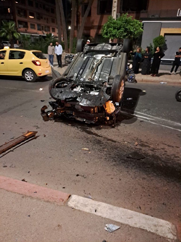 فقدان السيطرة يتسبب في انقلاب سيارة بشارع علال الفاسي مراكش