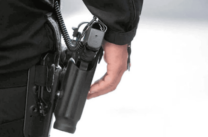 شرطي يشهر سلاحه لإيقاف شخصين واجها أمن البيضاء والمواطنين بسلاح أبيض