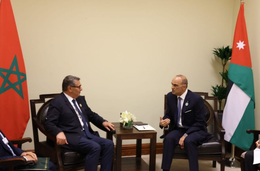 عزيز أخنوش يجري مباحثات مع رئيس الوزراء الأردني