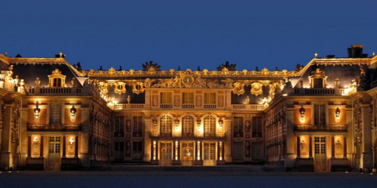إخلاء قصر فرساي بفرنسا عقب نشوب حريق مهول