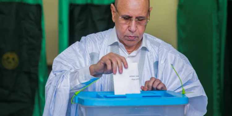 الرئيس محمد ولد شيخ الغزواني يتصدر النتائج الأولية لانتخابات الرئاسة بموريتانيا