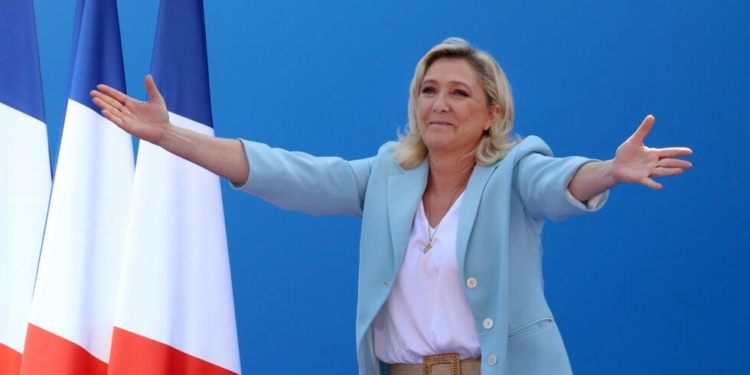 زعيمة التجمع الوطني اليميني مارين لوبن تعلن فوزها بالانتخابات الفرنسية