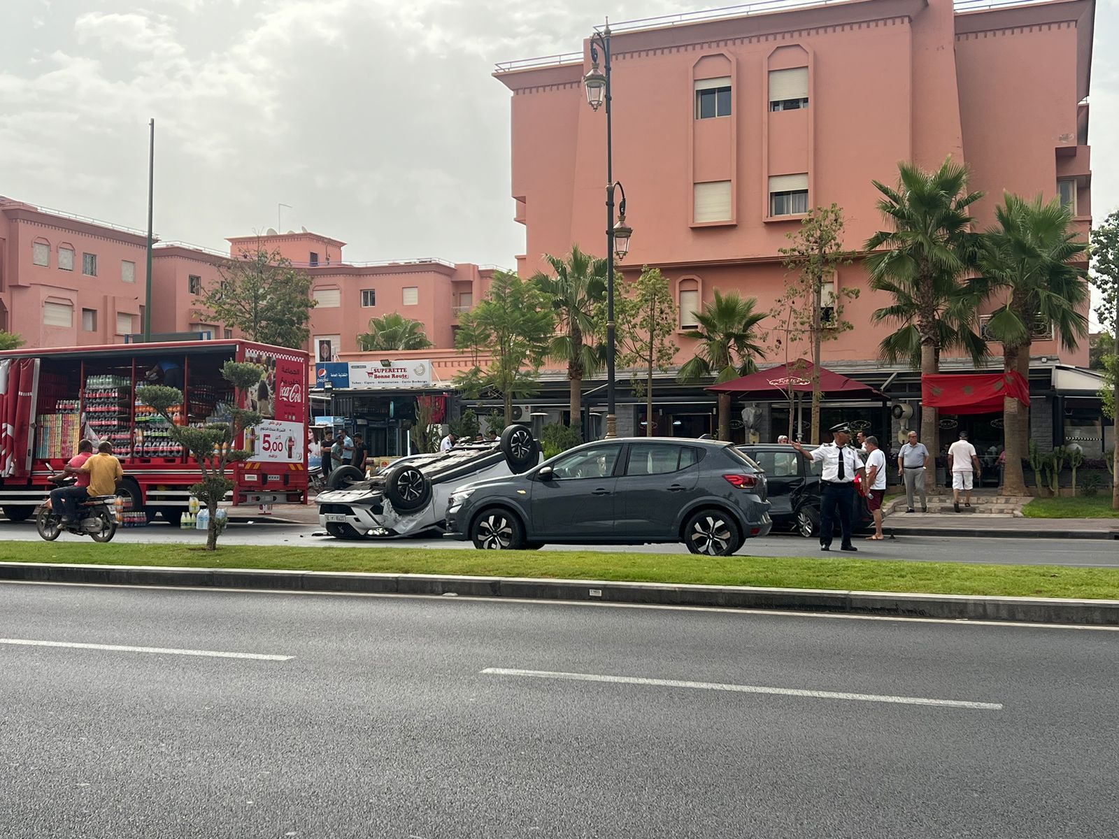 السرعة المفرطة تتسبب في انقلاب سيارة خفيفة بمراكش