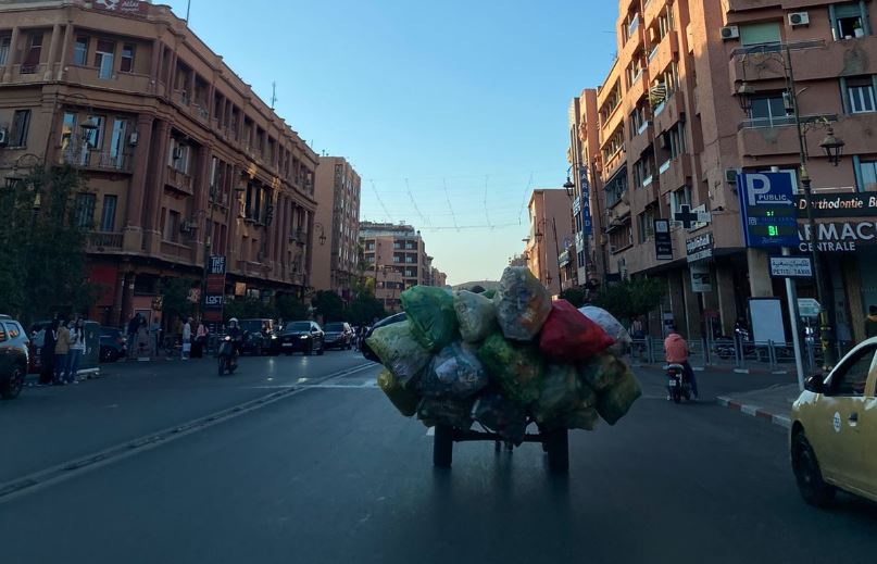 الميخالة يعبثون بحاويات الازبال بمراكش والسلطات المحلية تلعب دور المتفرج