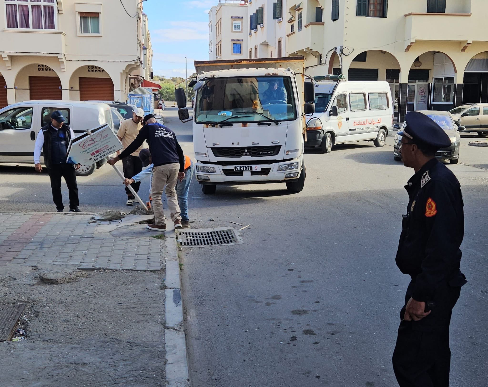 الشرطة الادارية بالصويرة تستهدف اللوحات الاشهارية غير القانونية +صور