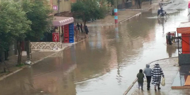 أمطار غزيرة تغمر طنجة وسيول مائية تجتاح شوارع المدينة