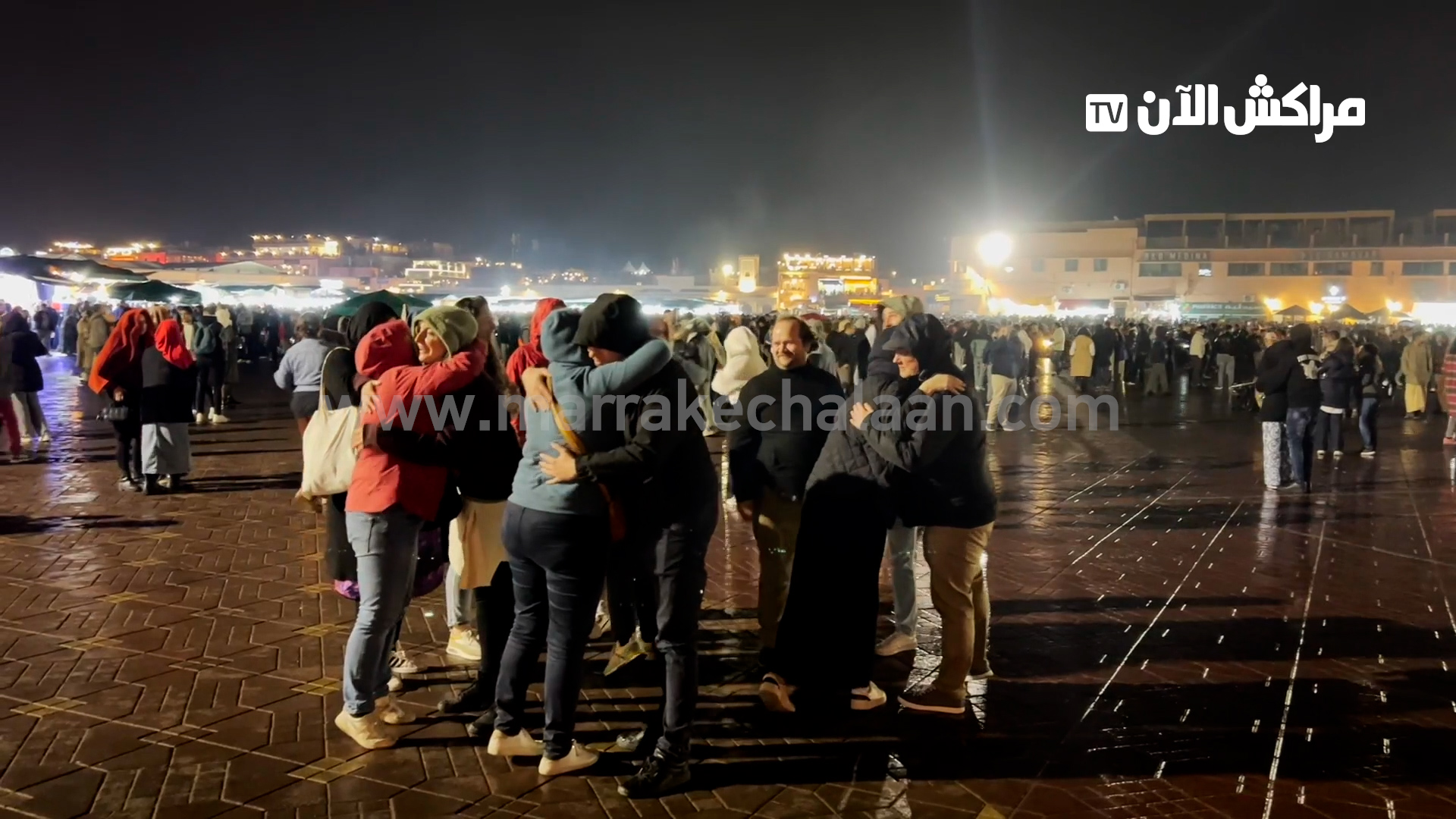 بالفيديو.. زوار ساحة جامع الفنا يحتفلون تحت الامطار ببداية السنة الجديدة 2025