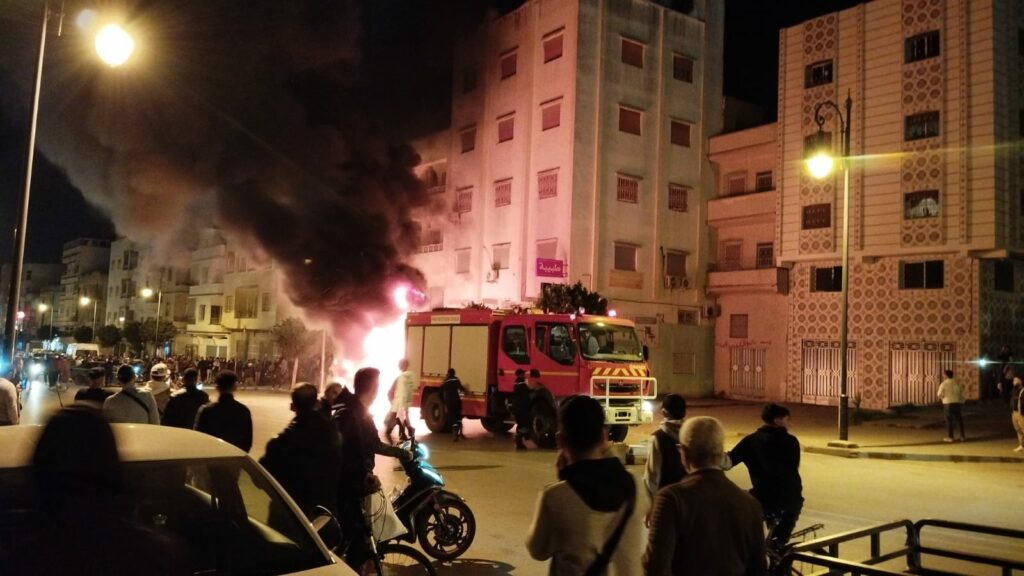 حريق مروع يلتهم سيارة نقل المستخدمين في طنجة دون تسجيل إصابات