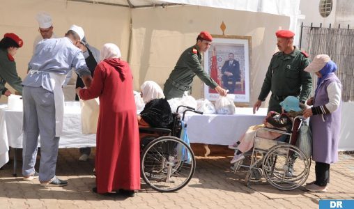 مراكش.. الحرس الملكي يوزع وجبات الإفطار على الأسر المعوزة بالمشور تنفيذا للتعليمات الملكية