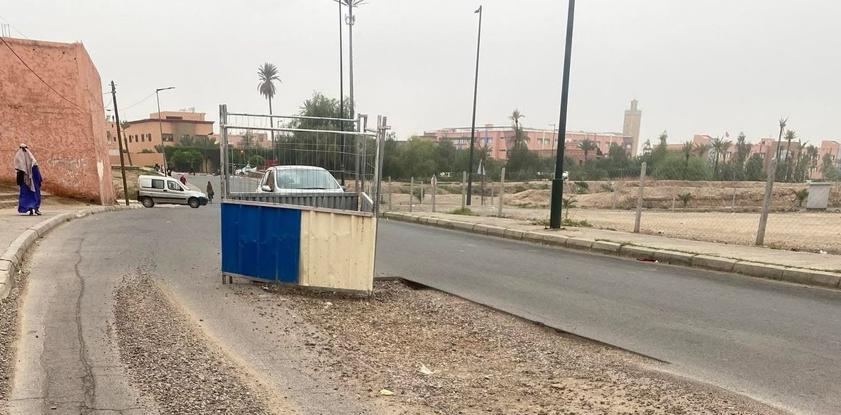 حفرة وسط طريق حيوي بعين ايطي بمراكش تؤرق الساكنة